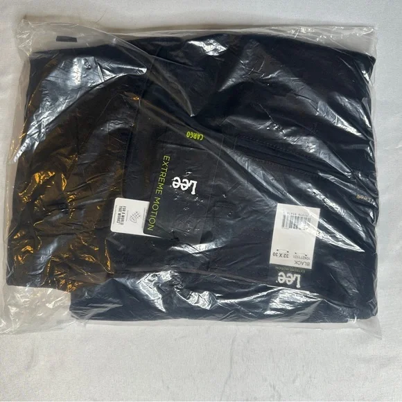 Lee Extreme Motion Black Cargo Pants 32x30 Regular Fit Stretch NWT - Picture 5 of 11